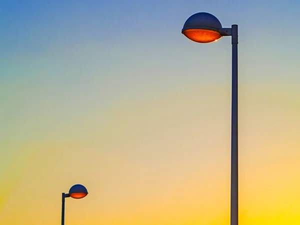 Naplemente a város és az utcai lámpák — Stock Fotó