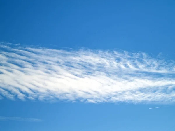 Beyaz bulutların üstünde gökyüzü doku — Stok fotoğraf