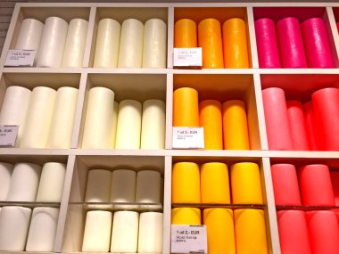 Hediyelik eşya üzerinde çok renkli mumlar