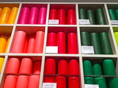 Hediyelik eşya üzerinde çok renkli mumlar