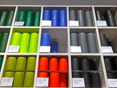 Hediyelik eşya üzerinde çok renkli mumlar