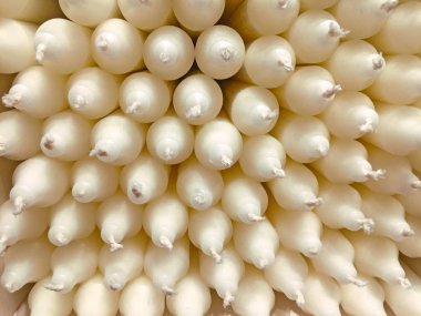 Hediyelik eşya dükkanı üzerinde beyaz mumlar