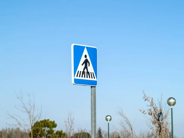 Övergångsställe signal i en stad — Stockfoto