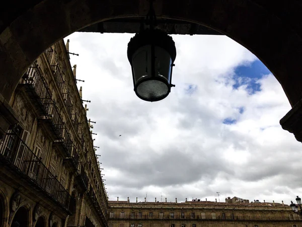 Luz de rua em Salamanca, Espanha — Fotografia de Stock