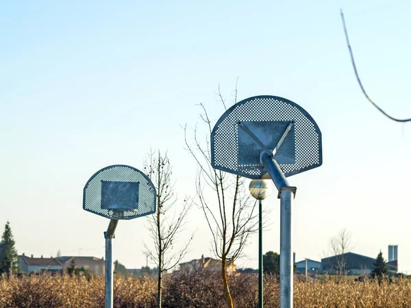 Quadra de basquete no campo em uma aldeia — Fotografia de Stock