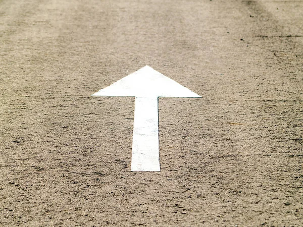 Asfalt üzerinde beyaz ok