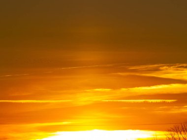 Günbatımı turuncu renk ile kırsal üzerinde