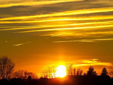 Günbatımı turuncu renk ile kırsal üzerinde