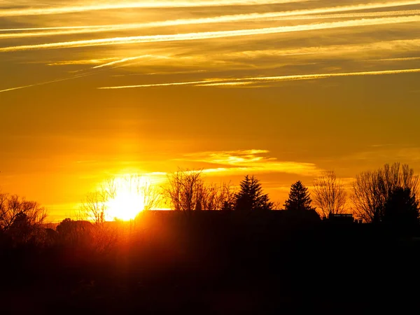 Pôr do sol no campo com cor laranja — Fotografia de Stock