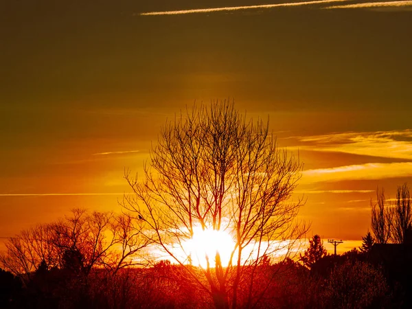 Zonsondergang op het platteland met oranje kleur — Stockfoto