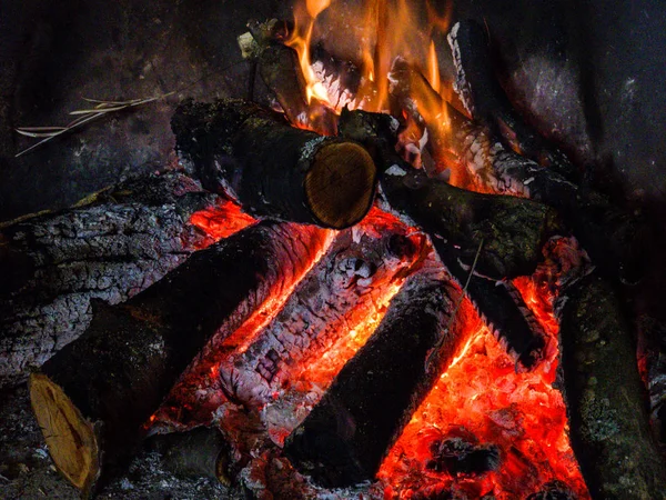 Fire and flames on the chimney to roast food — Stock Photo, Image