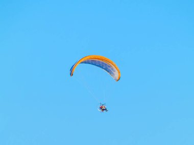 Yamaçparaşütü ile aşırı spor motor ile pratik bir adam