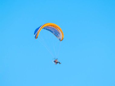 Yamaçparaşütü ile aşırı spor motor ile pratik bir adam