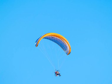 Yamaçparaşütü ile aşırı spor motor ile pratik bir adam