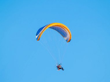 Yamaçparaşütü ile aşırı spor motor ile pratik bir adam