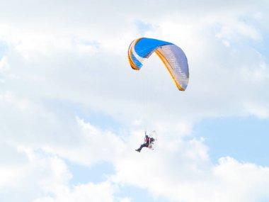 Yamaçparaşütü ile aşırı spor motor ile pratik bir adam