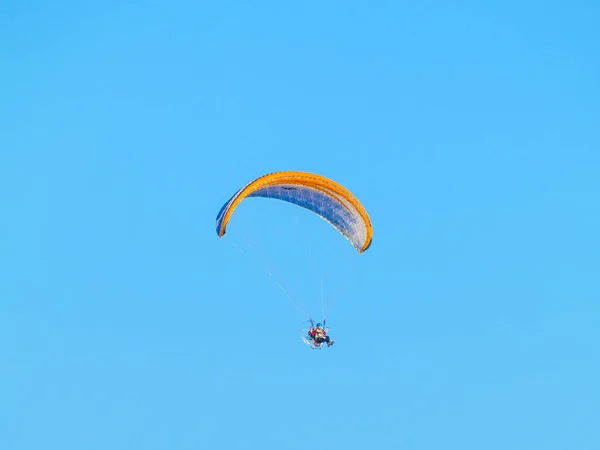 A man practicing extreme sport with paraglider with motor — Stock Photo, Image