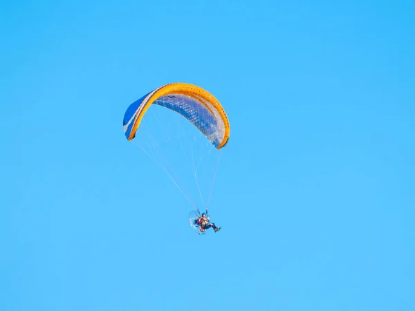 A man practicing extreme sport with paraglider with motor — Stock Photo, Image