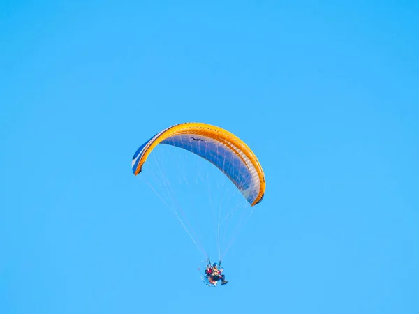 A man practicing extreme sport with paraglider with motor — Stock Photo, Image
