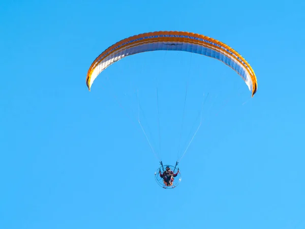 A man practicing extreme sport with paraglider with motor — Stock Photo, Image