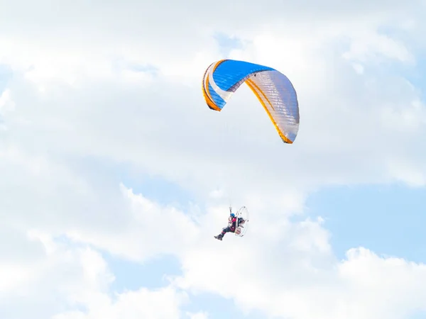 A man practicing extreme sport with paraglider with motor — Stock Photo, Image