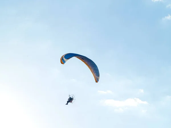 A man practicing extreme sport with paraglider with motor — Stock Photo, Image