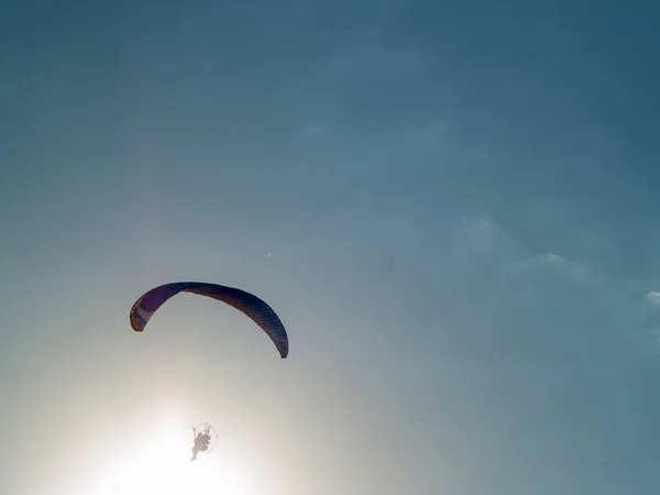 Een man die het beoefenen van extreme sporten met paraglider met motor — Stockfoto