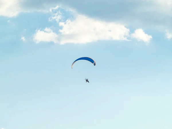 A man practicing extreme sport with paraglider with motor — Stock Photo, Image