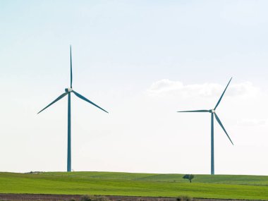 Rüzgar enerjisi üreten kırsal yel değirmeni