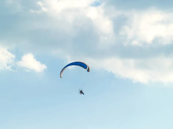 A man practicing extreme sport with paraglider with motor — Stock Photo, Image