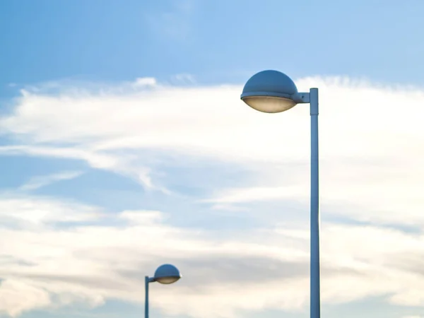 Luzes de rua em um dia nublado e paisagem urbana — Fotografia de Stock