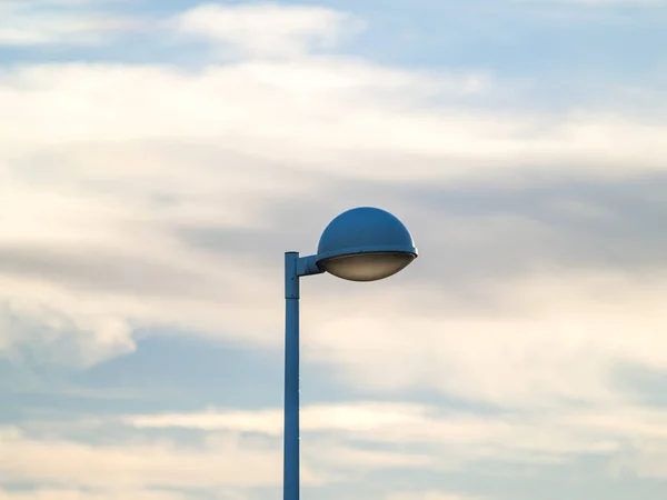 Luzes de rua em um dia nublado e paisagem urbana — Fotografia de Stock