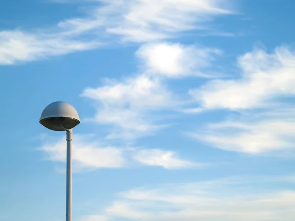 Straatverlichting op een bewolkte dag op en stedelijk landschap — Stockfoto