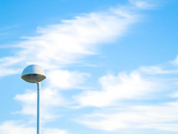 Straatverlichting op een bewolkte dag op en stedelijk landschap — Stockfoto