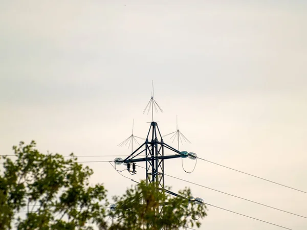 Torre de electricidad al atardecer en el campo con árboles en España — Foto de Stock