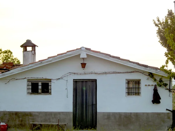 Une ancienne maison rurale blanche au coucher du soleil — Photo