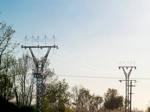 Torre de electricidad al atardecer en el campo con árboles en España — Foto de Stock