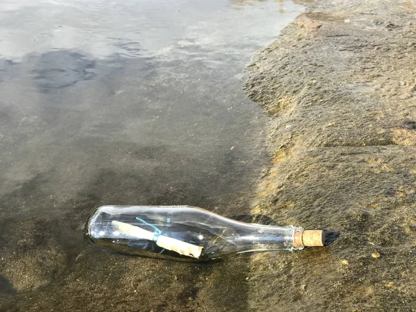 Üzenet meg, kristály üveg, víz és a homok a tengerparton — Stock Fotó