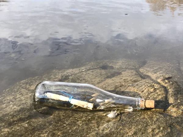Üzenet meg, kristály üveg, víz és a homok a tengerparton — Stock Fotó