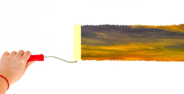 Una persona pintando un paisaje en una pared blanca con un cepillo de rodillos — Foto de Stock