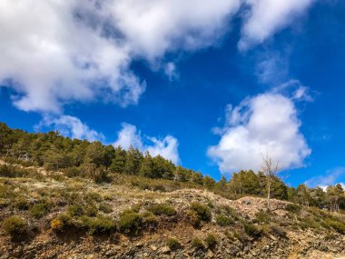 Mavi gökyüzü ve bulutlar ile PE a de Francia, Salamanca bulutlu bir günde dağlar görünümü