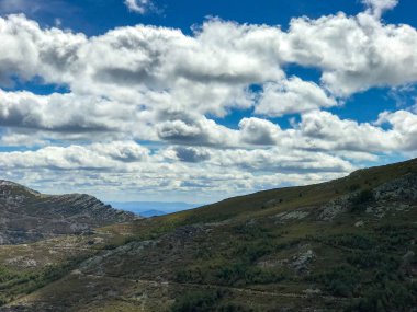 Mavi gökyüzü ve bulutlar ile PE a de Francia, Salamanca bulutlu bir günde dağlar görünümü