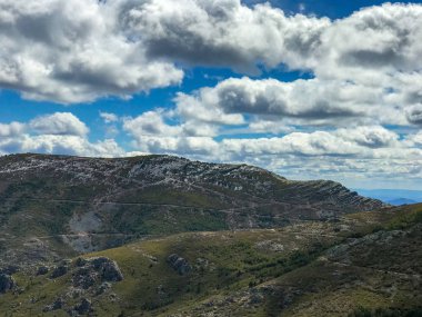Mavi gökyüzü ve bulutlar ile PE a de Francia, Salamanca bulutlu bir günde dağlar görünümü