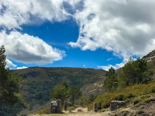 Uitzicht op bergen in een bewolkte dag in PE a de Francia, Salamanca met blauwe lucht en wolken — Stockfoto