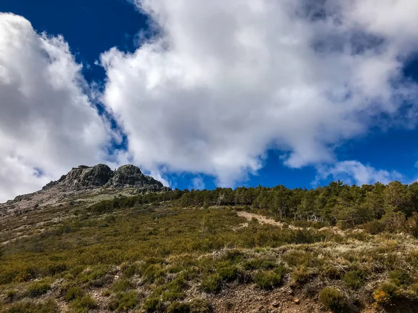 Bergblick an einem bewölkten Tag in pe � a de francia, salamanca mit blauem Himmel und Wolken — Stockfoto