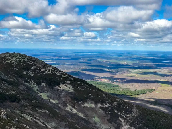 Uitzicht op bergen in een bewolkte dag in PE a de Francia, Salamanca met blauwe lucht en wolken — Stockfoto