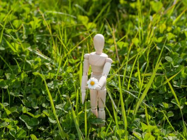 Bahar romantizm ve sevgi kavramı üzerinde elinde bir çiçek ile ahşap vitrin mankeni