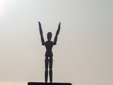 Ahşap manken hareketleri ve gri arka plan yapma