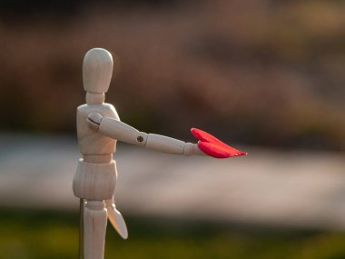 Elindeki romantizm ve aşk kavramı kırmızı kalpli ahşap vitrin mankeni