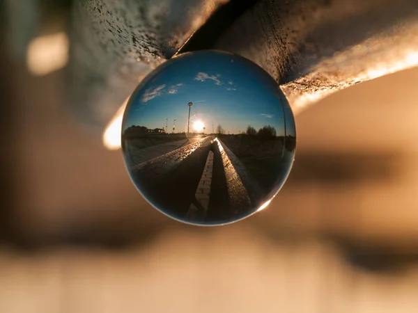Reflecties op de zonsondergang in de stad in een kristallen bol / milieu concept — Stockfoto